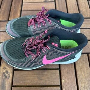 Nike Women's Black and Pink Athletic Shoes